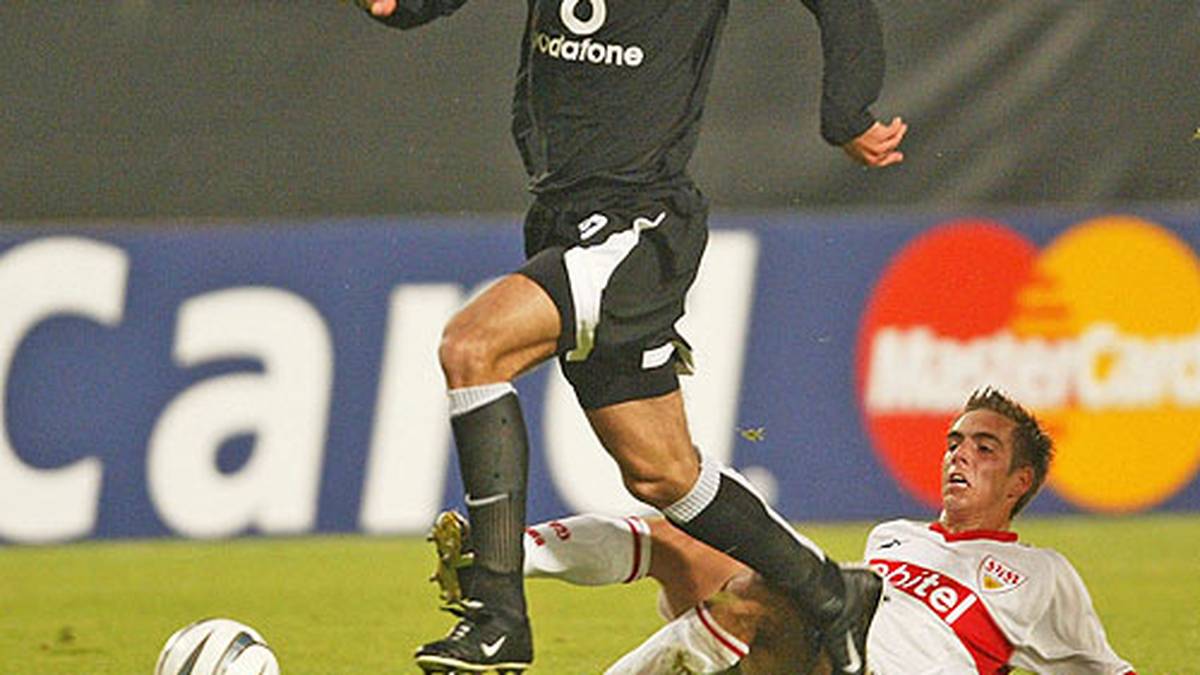 In seiner ersten Saison misst sich Lahm gleich mit den ganz Großen (hier: Ruud van Nistelrooy). Der VfB begeistert international mit einem Sieg gegen Manchester United und erreicht das Achtelfinale der Champions League. Insgesamt bestreitet Lahm in zwei Spielzeiten 53 Spiele für den VfB