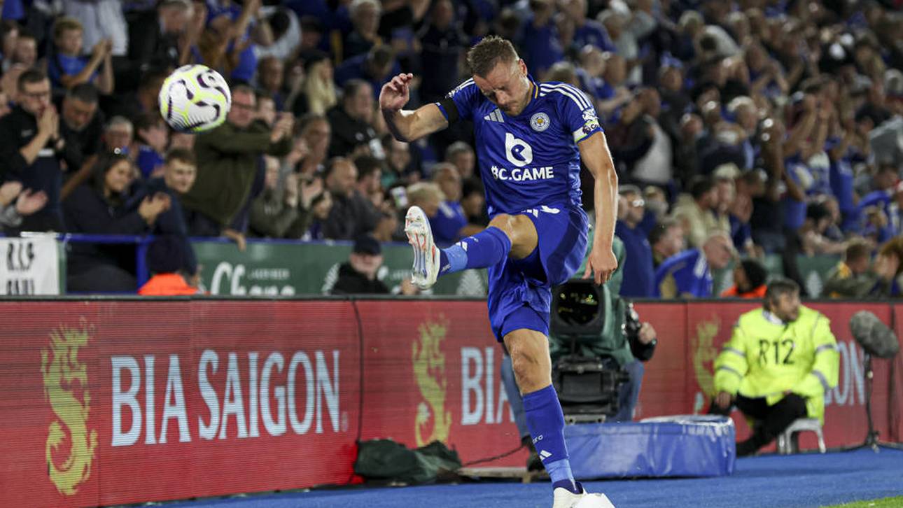 Nach seiner vergebenen Chance zur Führung ließ Vardy seinen Frust am Ball aus