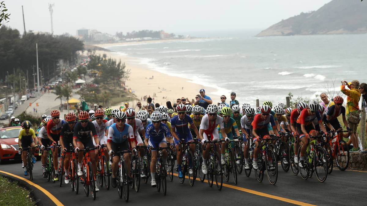 Was für eine Traumkulisse! Die Radfahrerinnen fahren entlang der Copacabana