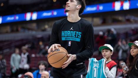 National Basketball Association - Chicago Bulls v Charlotte Horn LaMelo Ball (1 Charlotte Hornets) gets shots up before the game between the Chicago Bulls and Charlotte Hornets on Thursday February 2, 2023 at the United Center, Chicago, USA. (NO COMMERCIAL USAGE) Shaina Benhiyoun SPP PUBLICATIONxNOTxINxBRAxMEX Copyright: xShainaxBenhiyoun SPPx shaina_benhiyoun_sports_press_photo_176027