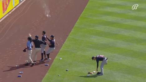 Die New York Yankees gewinnen ein spannendes Spiel gegen die Cleveland Guardians mit dem letzten Hit. Die Fans der Yankees werfen im Anschluss Bierbecher nach den Spielern der Guardians.