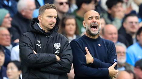 Pep Lijnders, Co-Trainer von Manchester City, gerät bei einer Frage nach Pep Guardiola ins Schwärmen. Er erzählt, was den Star-Coach so besonders macht und zieht dabei auch den Vergleich zu Golf-Legende Tiger Woods. 