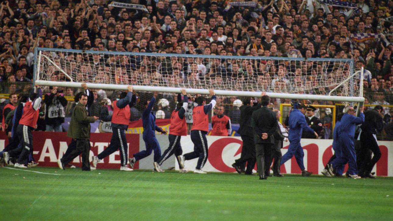 Die Konsequenz des Torfalls: Das ursprüngliche Gestänge war nicht mehr zu gebrauchen und musste abtransportiert werden