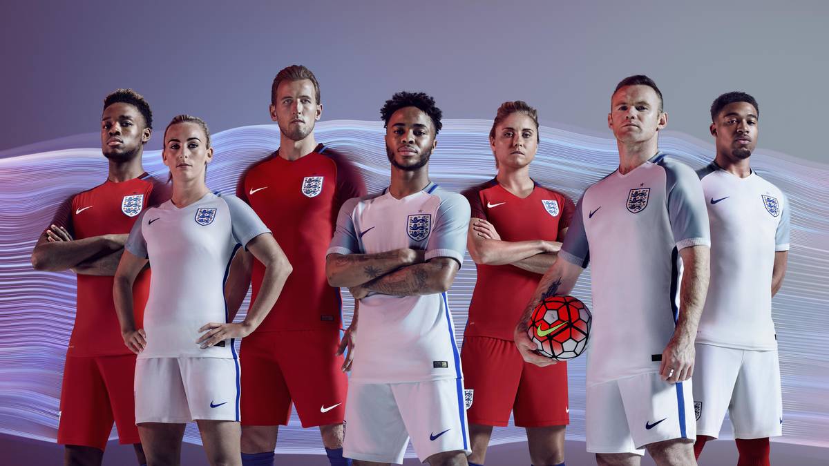 Ebenso wie die Schweizer haben auch die Engländer komplett auf Überraschungen verzichtet. Weiß leuchtet das Heim-, rot das Ausweichtrikot