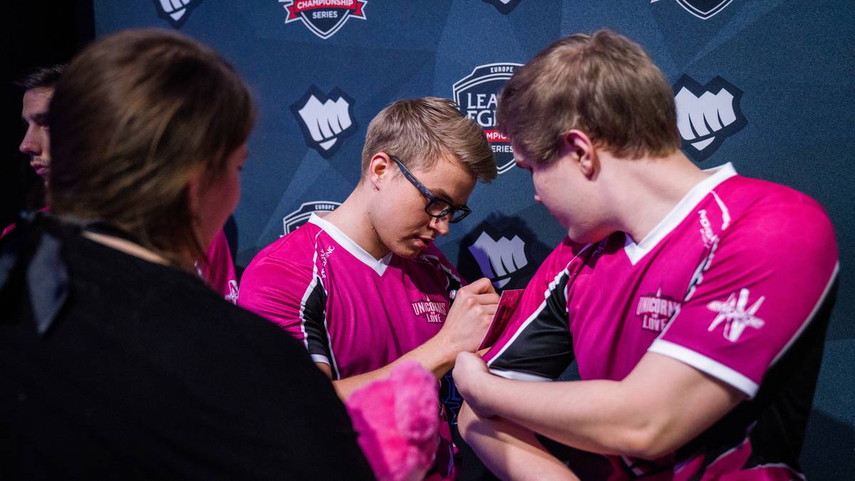 Im frechen Pink zeigen sich die Unicorns of Love. Ein extrovertierter Ton, der auch bei den meister sehr lauten UoL-Fans sehr gut ankommt
