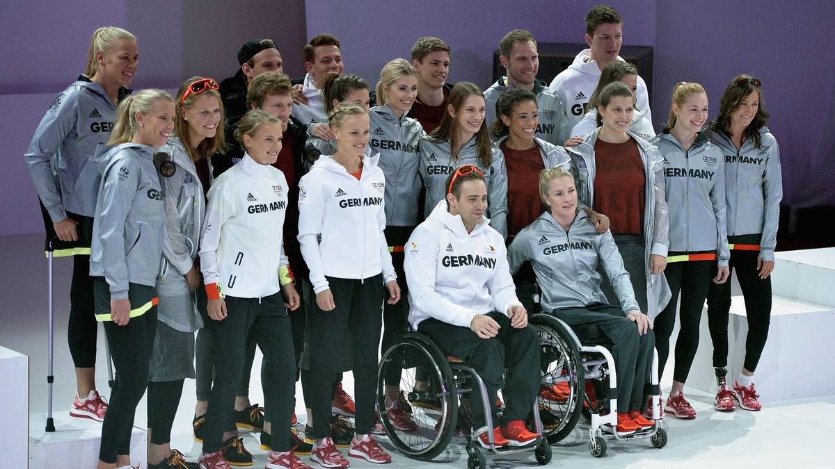 Farblich ist das Outfit in grau und weiß gehalten, also eher schlicht, macht aber dennoch einen guten Gesamteindruck