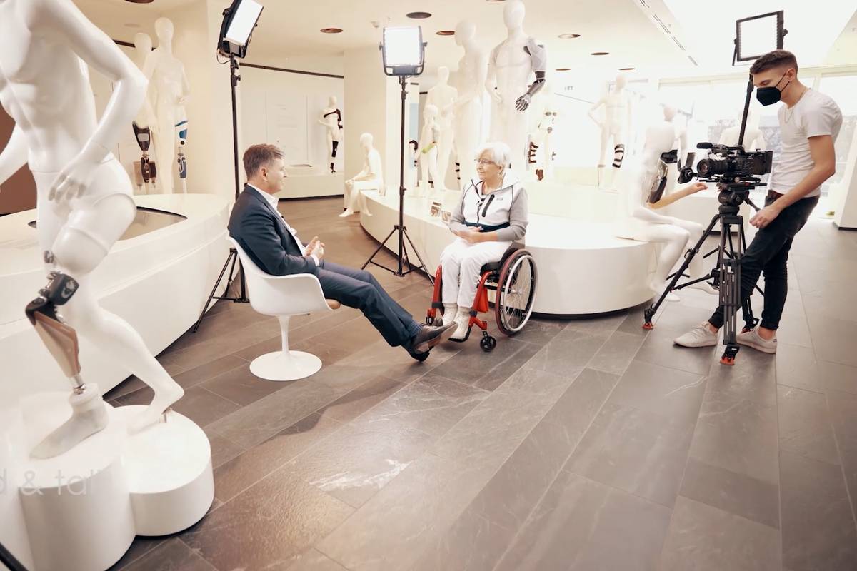  Ist schon bald jeder Mensch ein Cyborg – wie viel steckt schon in uns, ohne dass wir es ahnen? Verschmelzung von Körper und Technik und Künstliche Intelligenz bieten in Zukunft noch mehr Möglichkeiten zur Optimierung täglicher Abläufe, zur Stabilisierung unserer Gesundheit und zur Prävention. Der 2. Teil unserer Cyborg-Reihe beschäftigt sich mit zukünftigen Entwicklungen und was von der Technik vielleicht sogar schon bald zu erwarten sein könnte. Wie sieht der Körper der Zukunft aus? Kamera-Kapseln schlucken und der Verdauungstrakt kann überwacht werden? Gehört ein Herzinfarkt oder Schlaganfall der Vergangenheit an? Wie verändern wir uns und wie sollten wir am besten damit umgehen? Und unser eigenes Ende - ist das bald Geschichte?