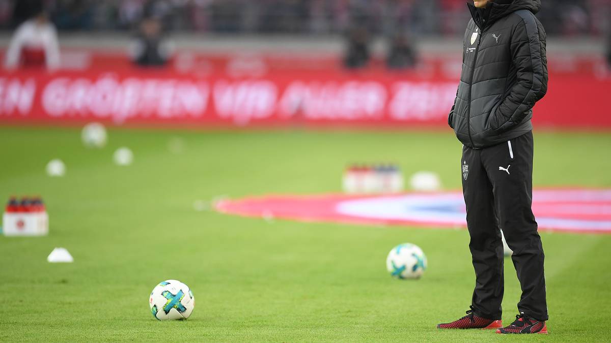 HANNES WOLF (bis Januar 2018): Der junge Trainer kommt von der U19 des BVB und schafft bei seiner ersten Profi-Station den Aufstieg in die Bundesliga. Dort hält der "Trainer des Jahres 2017" das Team von den Abstiegsrängen fern. Dennoch muss er im Januar überraschend gehen. Vor allem das unruhige Umfeld wird ihm zum Verhängnis