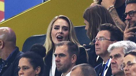 Hinter Philipp Lahm auf der VIP-Tribüne in Dortmund: Adele