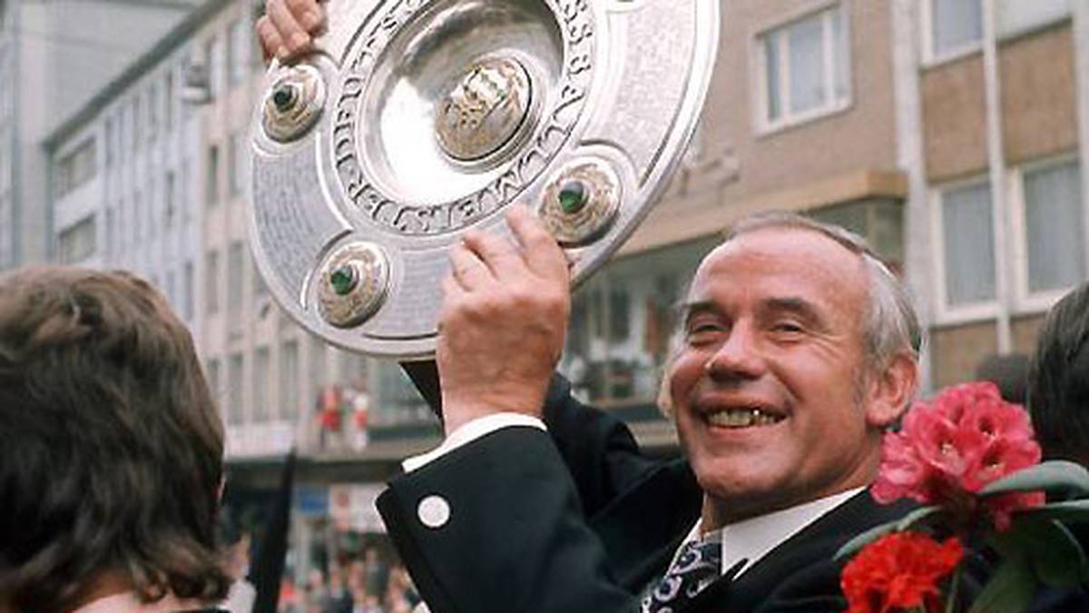 Hennes Weisweiler - 470 Spiele: Trainer u.a. bei Köln, Borussia Mönchengladbach und Barcelona. Erfolge: UEFA-Pokal (1975 Borussia Mönchengladbach), Deutscher Meister (1970, 1971, 1975 Borussia Mönchengladbach, 1978 1. FC Köln) Deutscher Pokal (1973 Borussia Mönchengladbach, 1977, 1978 1. FC Köln), Schweizer Meister (1983 Grasshopper Club Zürich), Schweizer Pokal (1983 Grasshopper Club Zürich), US-Meister (1980 New York Cosmos)