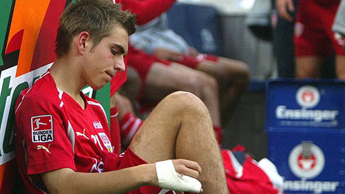 Der erste große Rückschlag: Lahm erleidet Anfang 2005 einen Ermüdungsbruch im rechten Fuß, in der Rückrunde trifft es ihn sogar noch schlimmer. Im Training zieht er sich einen Kreuzbandriss zu und fällt sechs Monate aus