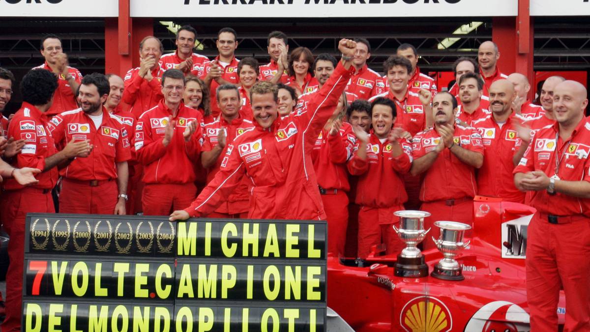 WM-TITEL - MICHAEL SCHUMACHER: Der Kerpener ist mit sieben WM-Titeln der Rekordweltmeister der Formel 1. Zwei Mal holte er dabei den Titel mit Benetton, stolze fünfmal triumphierte er mit Ferrari. Zum letzten Mal Weltmeister wurde Schumacher 2004. Die Bestmarke von sieben Titeln galt lange Zeit als unerreichbar...