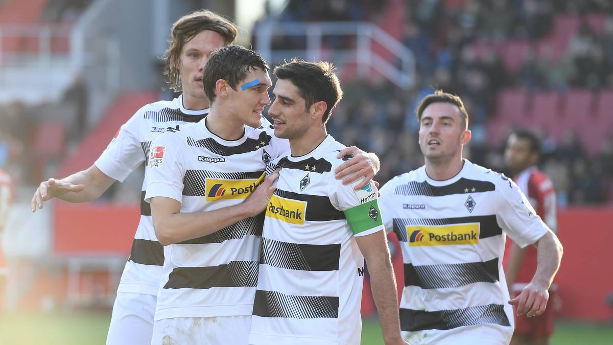 Schiedsrichter Christian Dingert gibt den Treffer jedenfalls und die Gladbacher feiern ihre Führung