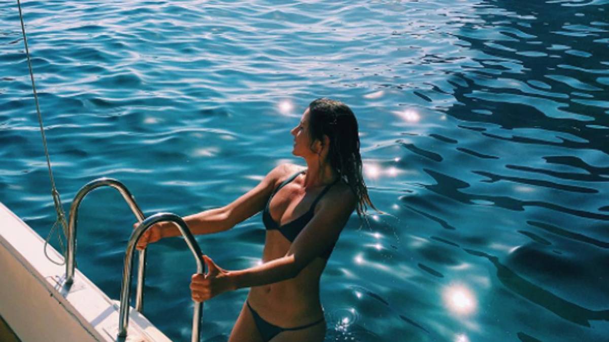 Vor Capri steigt Anastasia Ashley aus dem strahlend blauen Wasser