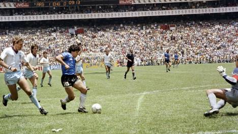 Maradona (m.) erzielte gegen England beide Tore