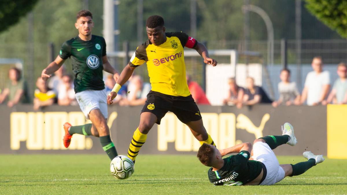 15 Jahre ist Youssoufa Moukoko erst alt - und dennoch kennt ihn in Deutschland fast jeder Fußball-Fan. Der Stürmer trifft in der U19 von Borussia Dortmund, wie er will und könnte bald in der Bundesliga auflaufen