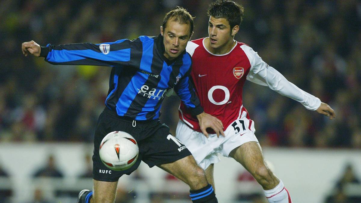 CESC FABREGAS (FC Arsenal): Fabregas debütierte am 28. Oktober 2003 im Alter von 16 Jahren und 177 Tagen für den FC Arsenal im Ligapokal. Damit war er zu diesem Zeitpunkt der jüngste Spieler in Arsenals erster Mannschaft. Mit seinem Tor im Ligapokal gegen Wolverhampton kürte sich der Spanier auch zum jüngsten Torschützen in der Geschichte der Gunners