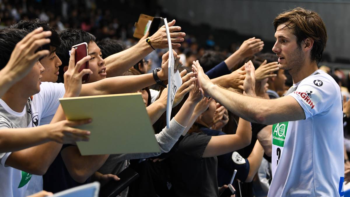 Im Sommer 2016 heiratete Gensheimer seine Freundin Sandra. "Und dann kann unsere dreijährige Hochzeitsreise nach Paris beginnen", erklärte der Linksaussen damals. Hintergrund: Gensheimer spielt seit 2016 für PSG