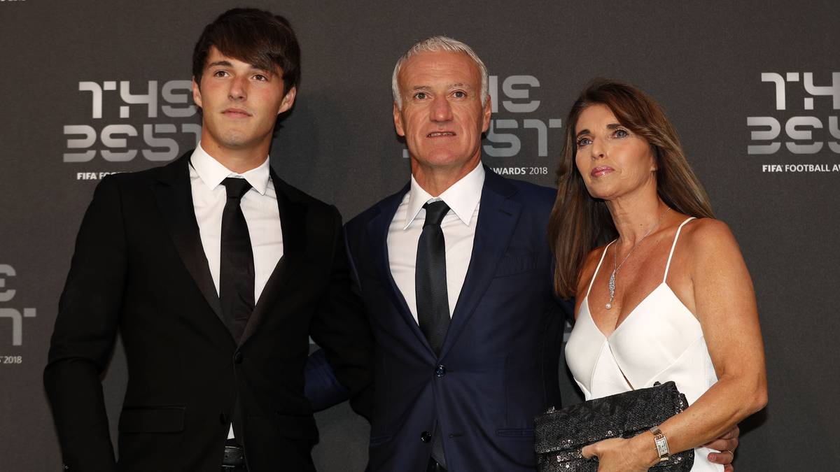 Weltmeister-Trainer Didier Deschamps ist zusammen mit Ehefrau Claude und Sohn Dylan auf dem Grünen Teppich unterwegs...