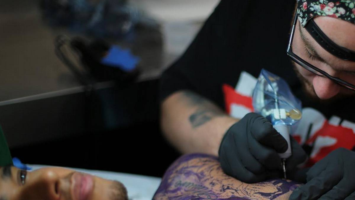 2013: Seine Liebe für Tattoos lässt ihn nicht los. Immer mehr finden den Weg auf seinen Körper
