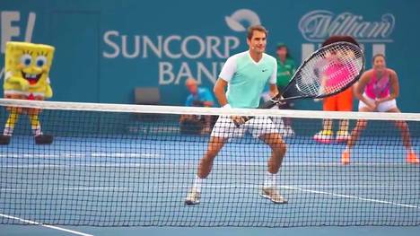 Roger Federer probiert es einmal mit einem etwas größeren Schläger