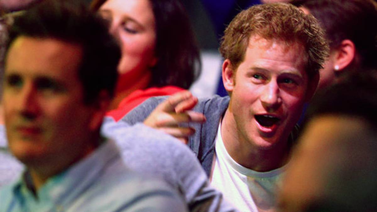 Klar, das solch eine Show die Stars anzieht. Sogar die royalen Star: Prinz Harry mischt sich unter die Zuschauer