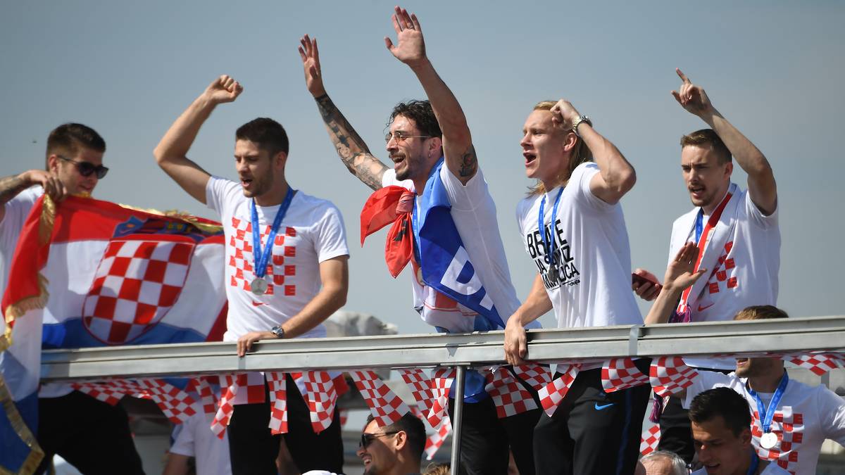 Die Spieler recken die Arme empor und feiern mit den zahlreich erschienenen Anhängern