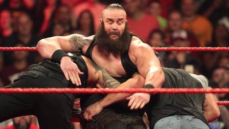 Braun Strowman (M.) bekam bei RAW von Roman Reigns und Bill Goldberg (r.) Saures
