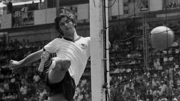 WM 1970 in Mexico: Deutschland - England 3:2 n.V. 14.6.1970 in Leon. Tor 3:2 (Siegtreffer) durch Gerd Mueller (Deut. li.). HM