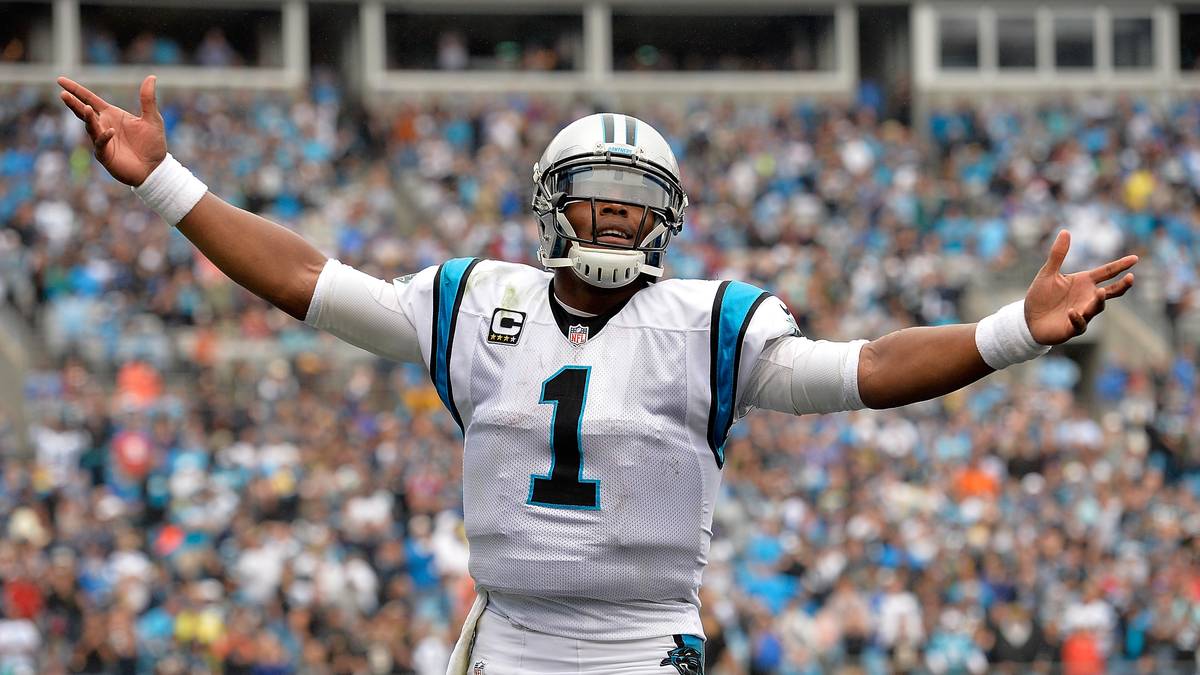 Cam Newton lässt sich mal wieder feiern. Der Star-Quarterback der Carolina Panthers bringt zwei Touchdown-Pässe an die Kollegen und erläuft einen Touchdown selbst
