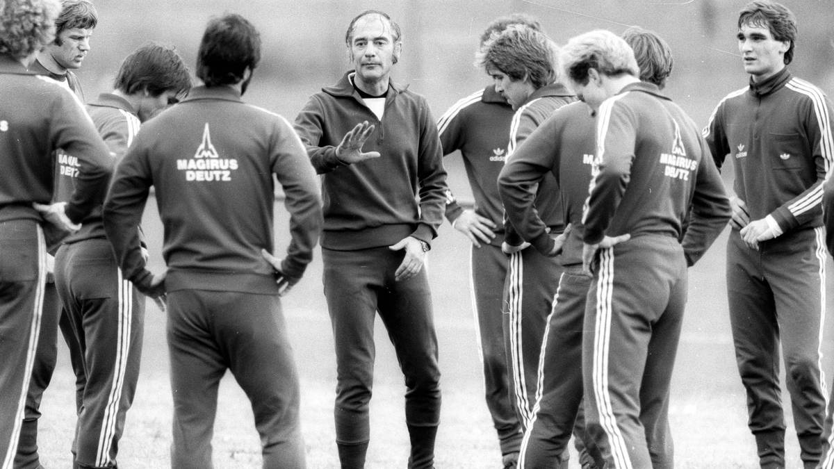 Eine Bandscheiben-Operation läutet im Januar 1977 dann sein Ende als Bayern-Profi ein. Zwar wird Müller 1977/78 noch ein letztes Mal Torschützenkönig, an die Form vergangener Tage kann er aber immer seltener anknüpfen. Als Trainer Pal Csernai (M.) es wagt, ihn am 3. Februar 1979 in Frankfurt zum ersten Mal in seiner Karriere auszuwechseln, ist er zutiefst gekränkt