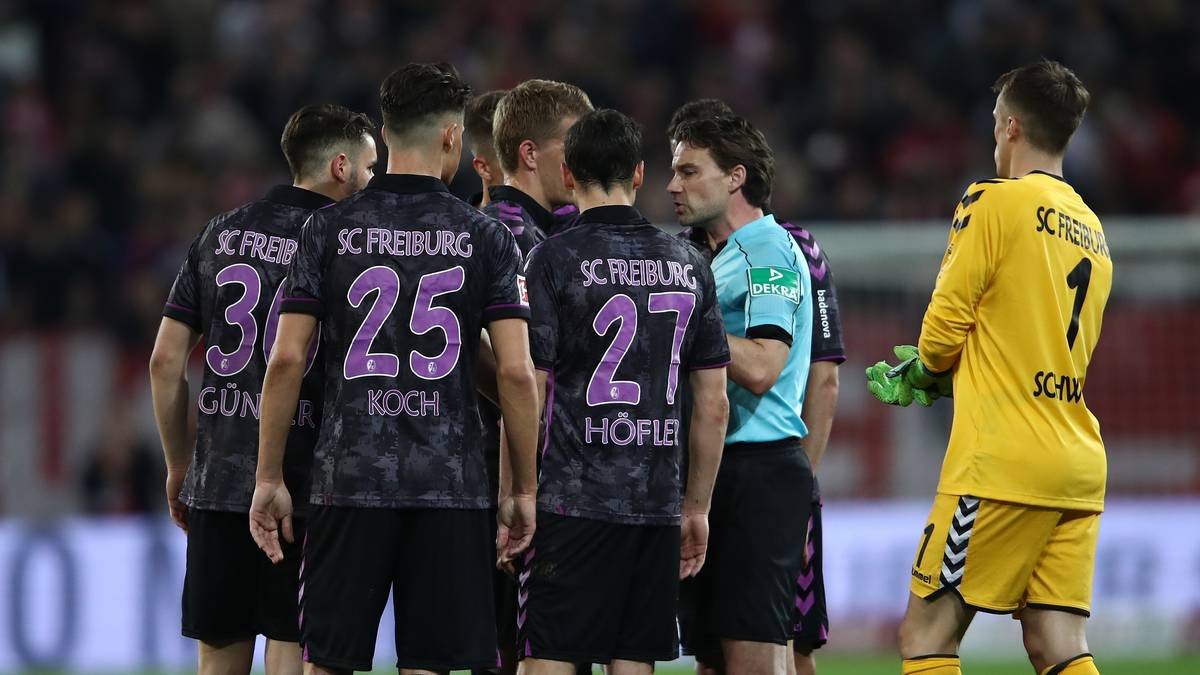Die Freiburger verstehen die Welt nicht mehr - dürfen aber jetzt zumindest wirklich in die Kabine...