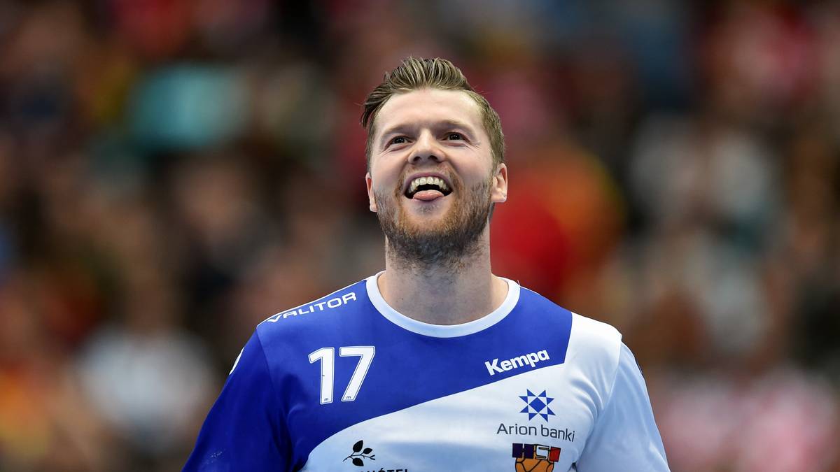 Christian "Blacky" Schwarzer sagt bei SPORT1 über die Skandinavier: "Island kann an guten Tagen immer gegen sehr starke Gegner gut mithalten. Vielleicht fehlt ihnen ein bisschen die Breite." Paul Drux beschreibt den Gegner als "extrem spielstark. Sie produzieren im Angriff sehr wenige technische Fehler." Die Isländer gehen mit null Punkten in die nächste Runde