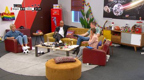 Die fünfte Folge SNICKERS Fan Talks zum Nachschauen: David Odonkor und Aaron Troschke schauen und diskutieren mit dem SPORT1 Team das EM-Spiel Belgien - Italien.