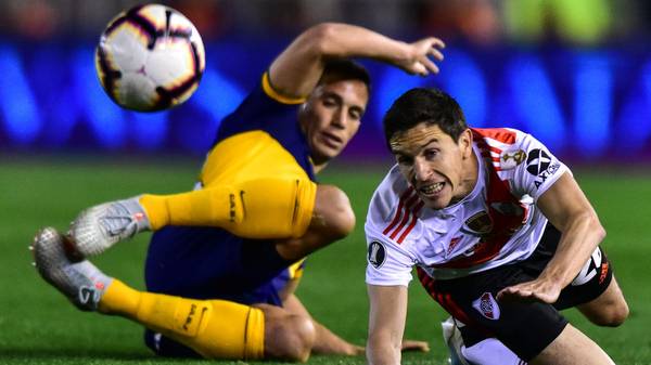 BUENOS AIRES, ARGENTINA - OCTOBER 01: Ignacio Fernandez of River Plate fights for the ball with Ivan Marcone of Boca Juniors  during the semi final first leg match between River Plate and Boca Juniors as part of Copa CONMEBOL Libertadores 2019  at Estadio Monumental Antonio Vespucio Liberti on October 1, 2019 in Buenos Aires, Argentina. (Photo by Amilcar Orfali/Getty Images)