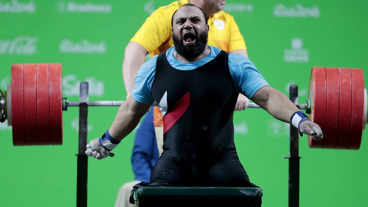 POWERLIFTING: Beim Kraftdreikampf oder Powerlifting messen sich die Athleten in den drei Disziplinen Kniebeugen, Bankdrücken und Kreuzheben. Männer und Frauen gehen in jeweils vier Gewichtsklassen an den Start