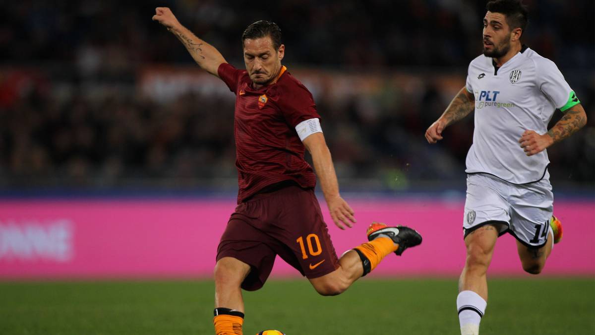 STURM - Francesco Totti: Einziger "one-club man", einziger 40-Jährige. Francesco Totti ragt nochmal aus der Ü35-Elf heraus. Im Sommer könnte seine aktive Karriere aber zu Ende gehen. AS Rom hat ihm einen Sechsjahresvertrag angeboten - als Sportdirektor