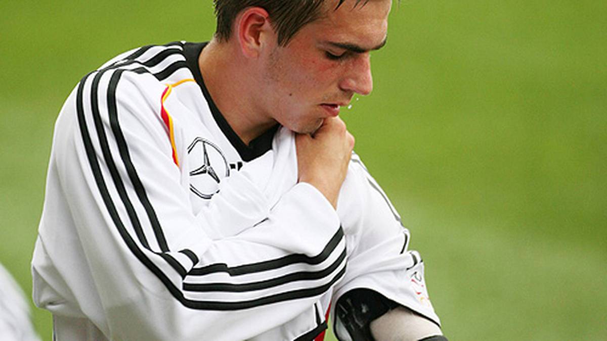 Im Mai 2006 verletzt sich Lahm in einem Testspiel kurz vor der Weltmeisterschaft im eigenen Land, Mannschaft und Trainer sind geschockt. Lahm spielt bei der WM mit schwer lädiertem Ellenbogen und dickem Verband, wird trotzdem in das All-Star-Team gewählt