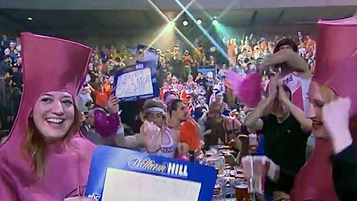 Viel Spaß haben auch diese zwei Damen in ihren nonnenähnlichen Kostümen.