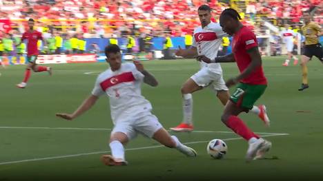 Rafael Leao handelt sich im zweiten Gruppenspiel seine zweite Gelbe Karte ein. Wie schon im ersten Spiel wird er für eine Unsportlichkeit bestraft.