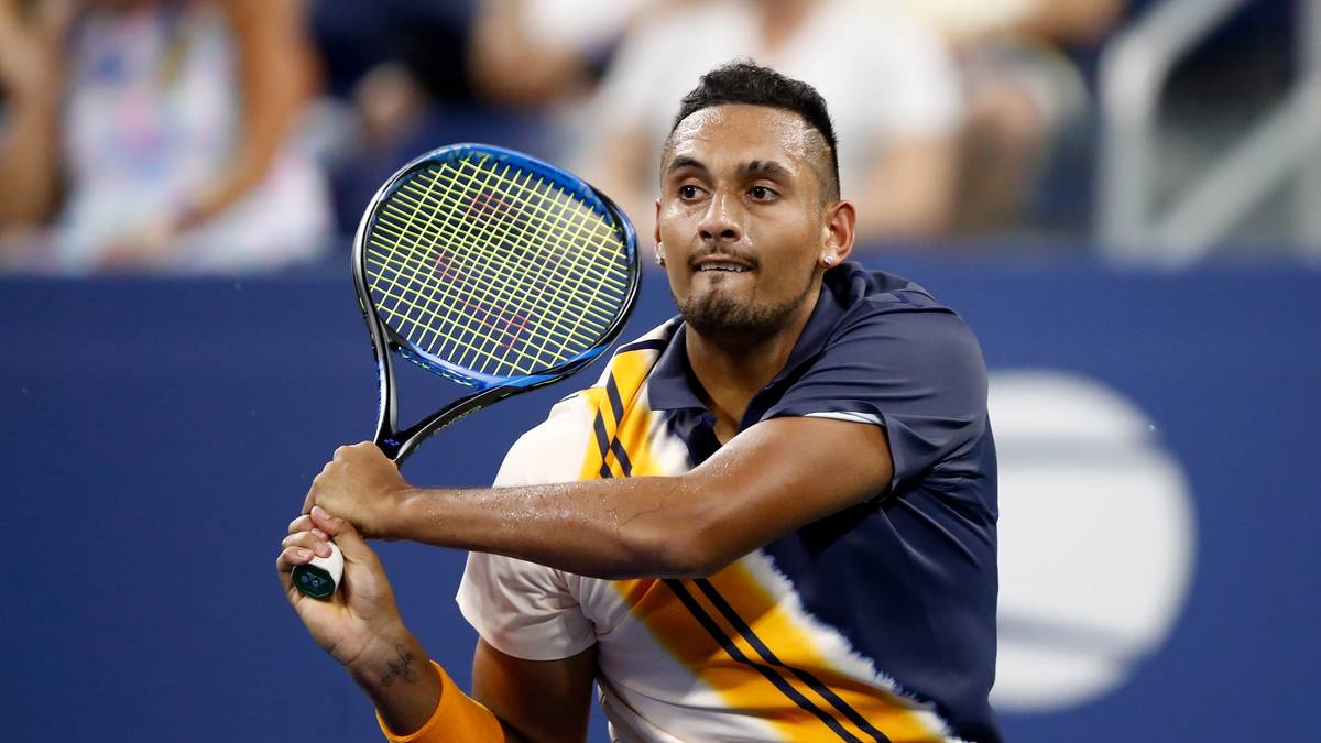 US OPEN, 2018: Zu einem besonders dubiosen Vorfall kommt es 2018. Wegen eines wieder einmal gelangweilten Auftrittes von Kyrgios kommt Schiedsrichter Mohamed Lahyani von seinem Stuhl und versucht, ihn zu motivieren. Danach dreht Kyrgios das Match trotz 4:6, 0:3-Rückstand noch und erntet einen gewaltigen Shitstorm auf Twitter