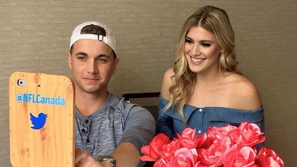 Am Tag des Super Bowl präsentierten sich die beiden Hübschen an einem Tisch sitzend, zauberhafte Rosen zieren die Räumlichkeit. Man möchte meinen, sie blicken in einen Spiegel, doch handelt es sich um ein Tablet, mit dem sie diverse Fragen von Fans beantworteten