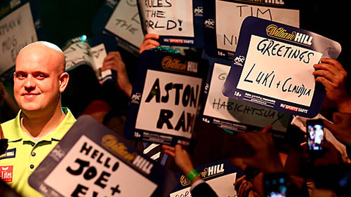Er ist der Titelverteidiger: Michael "Mighty Mike" van Gerwen. Der einzige Mann, der vor TV-Kameras 17 perfekte Darts in Folge geworfen hat, läuft traditionell in grün durch ein in grün getunktes Publikum zu "Seven Nation Army" ein