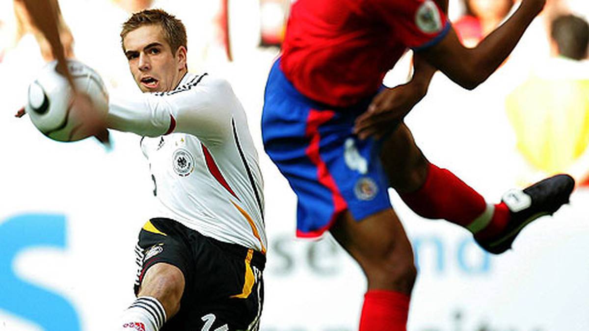 Unvergessen: Im Auftaktspiel der Heim-WM trifft Lahm gegen Costa Rica per Traumtor. Sein Schlenzer von der Strafraumkante landet unhaltbar im langen Eck. Es ist der Beginn eines begeisternden Turnieres, das mit der bitteren Halbfinal-Niederlage gegen Italien sein Ende findet