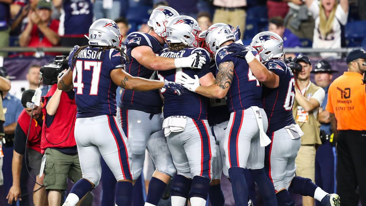 FAZIT: Der Champion geht als Favorit in die neue Saison - natürlich. Der Aderlass der Offseason hat bei den Patriots aber seine Spuren hinterlassen
Wie soll das Aus von Gronkowski aufgefangen werden? Wie lange kann Brady das Niveau halten und vor allem gesund bleiben? Funktionieren die Receiver hinter Edelman trotz ihrer Probleme?