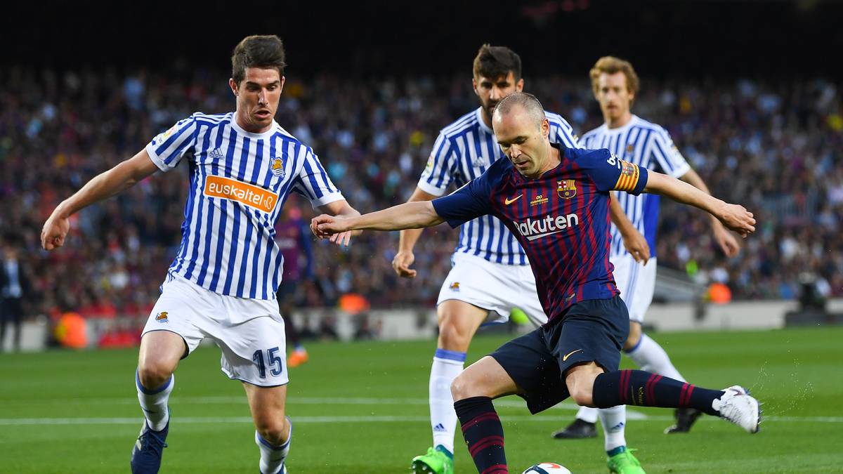 Auf dem Platz tut Iniesta genau das, was ihn zu einem der besten Fußballer des Planeten gemacht hat: Selten spektakulär, aber immer effektiv und mit einer unvergleichlichen Übersicht lenkt der 34-Jährige das Spiel der Gastgeber