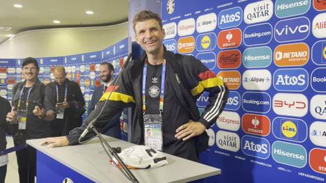 Ein sichtlich irritierter Thomas Müller sorgt in der Mixed Zone nach dem Sieg gegen Schottland mit einer Aussage für Lacher. 