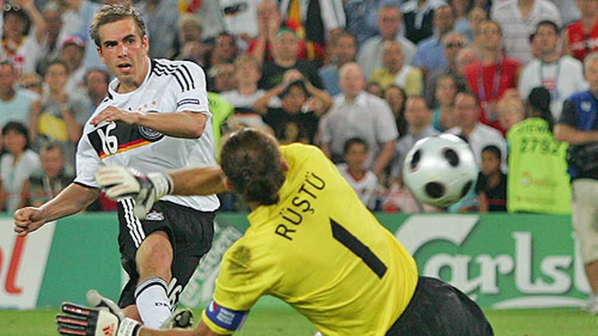 Lahm ist auch bei der EM 2008 der Mann für die wichtigen Tore. Im Halbfinale läuft schon die letzte Minute, als der Bayern-Spieler das entscheidende 3:2 gegen die Türkei schießt. Deutschland steht im Finale