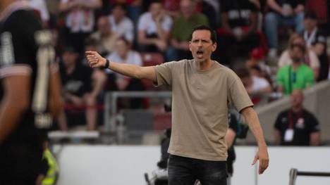 Schafft es Dino Toppmöller mit Eintracht Frankfurt in die Europa League?