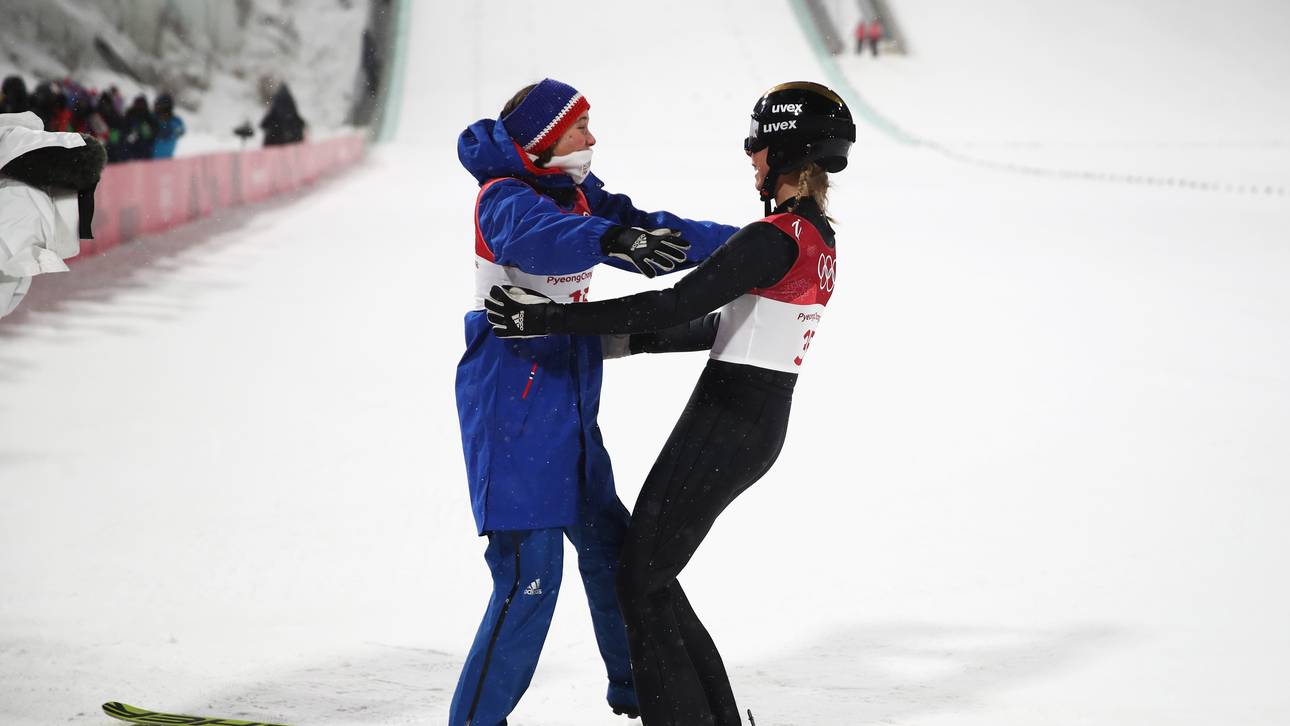 Silje Opseth (l.) fiel Maren Lundby direkt nach deren Gold-Sprung in die Arme